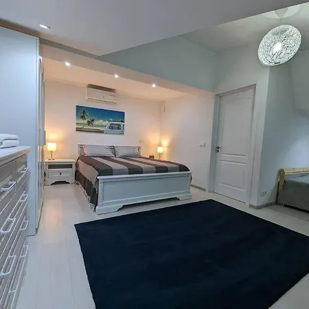 A Cozy Warm House With A Private Yard Ultra Center Apartament *