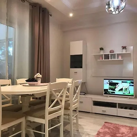 A Cozy Warm House With A Private Yard Ultra Center Apartament *